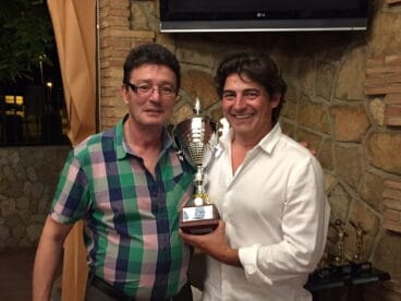 Representante Oliva Veteranos tercer clasificado de liga con su trofeo