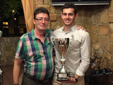 Representante Racó de Bacó campeón Liga Consolación con su trofeo