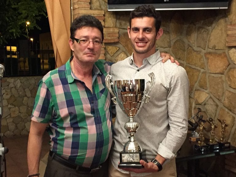 Representante Racó de Bacó campeón Liga Consolación con su trofeo
