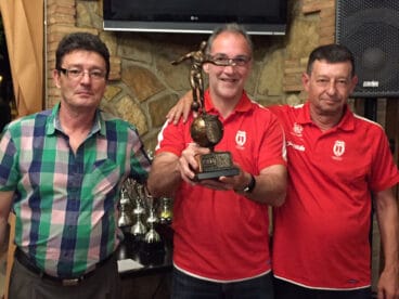 Representante Veteranos Pedreguer con el trofeo a la Deportividad