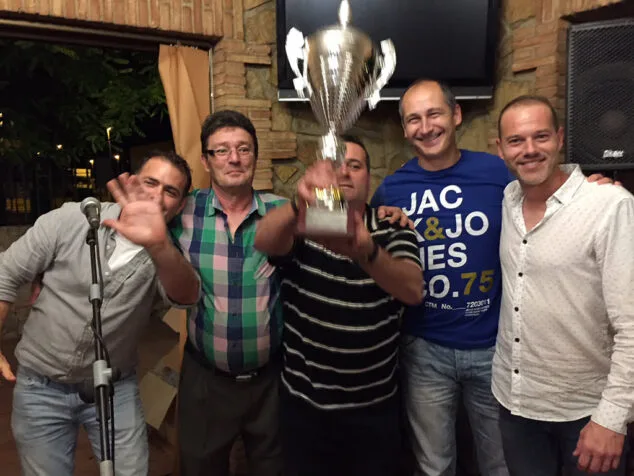 representantes del calpe veteranos campeones de liga con su trofeo