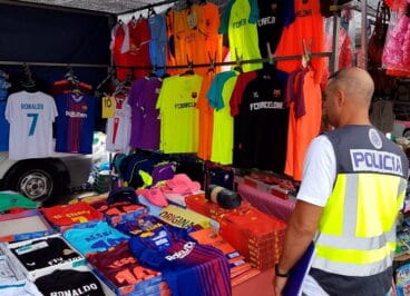 Ropa deportiva falsificada a la venta en Dénia