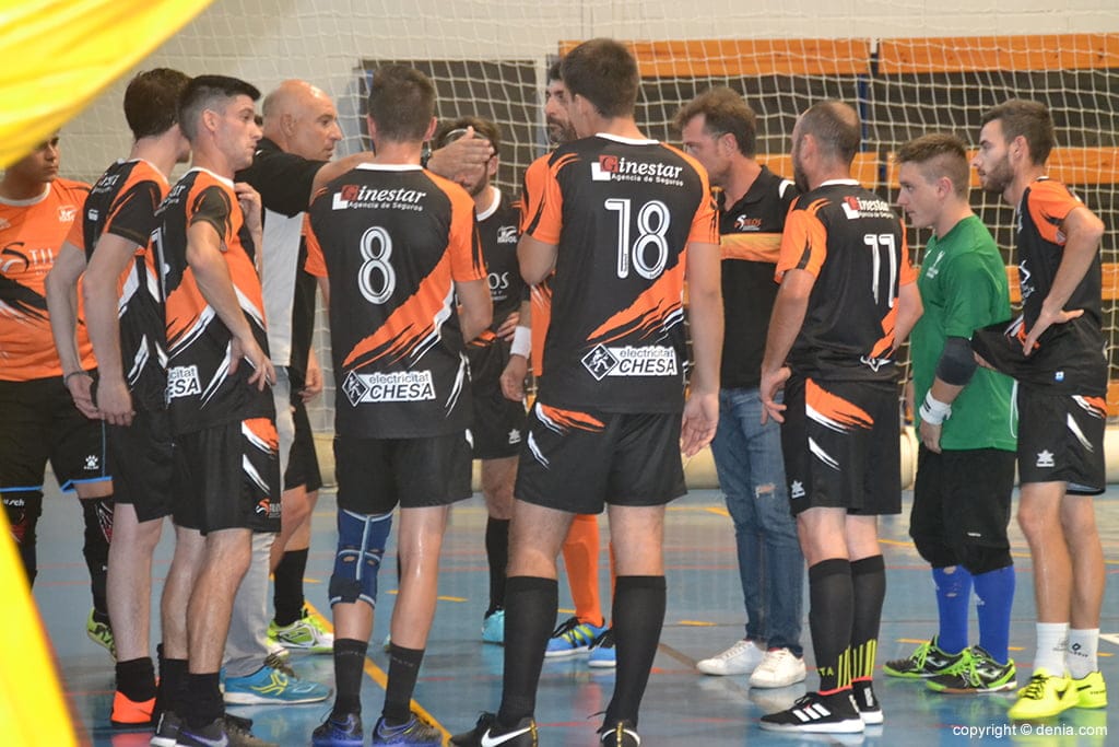 salva bisquert dando instrucciones a sus hombres