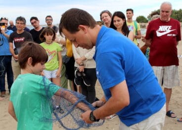 Suelta de tortugas en Dénia