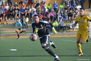 Tonet atrapando el balón