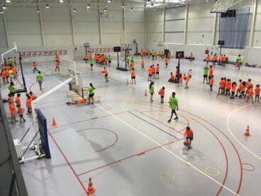 Trabajando en el campus de verano del Dénia Básquet Club