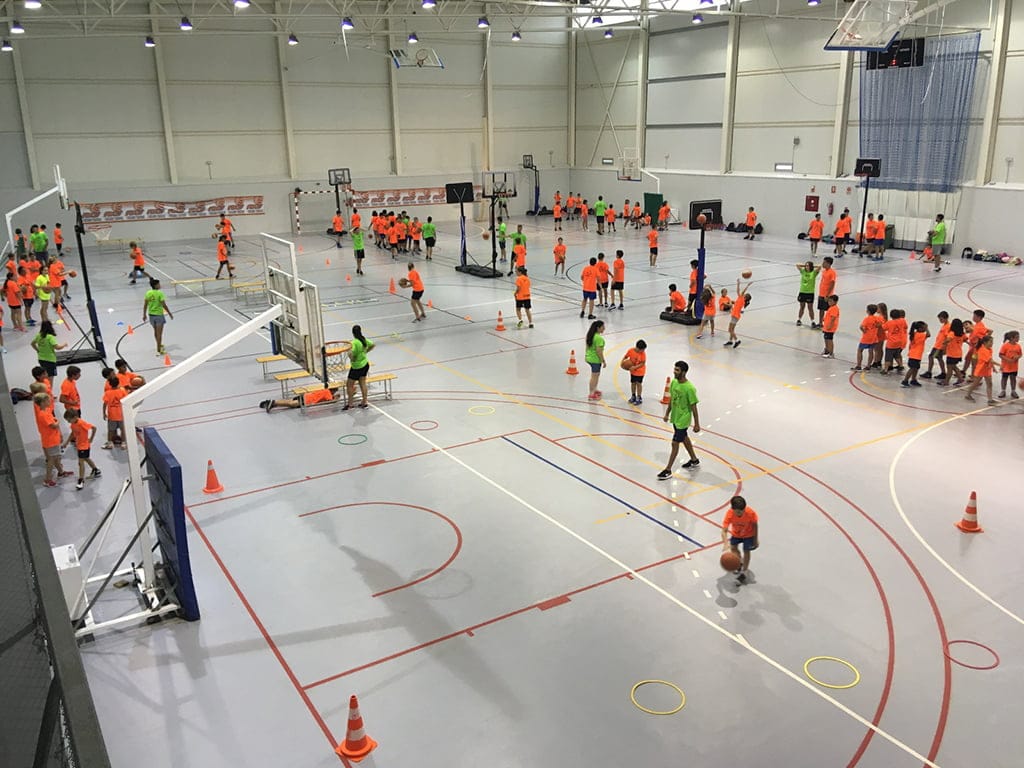 trabajando en el campus de verano del denia basquet club