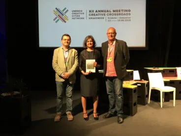 vicent grimalt entrego a la directora de las ciudades creativas de la unesco jyoti hosagrahar un ejemplar de la gastronomia receta para un futuro sostenible