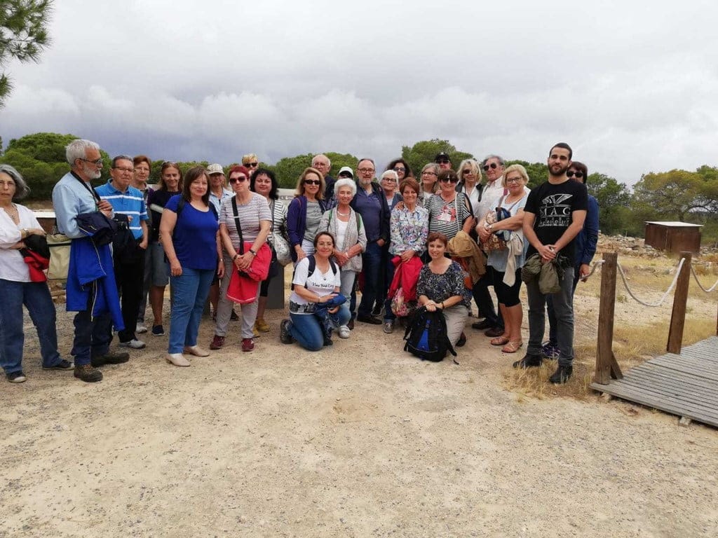 visita de los alumnos de la uned senior al yacimiento de guardamar