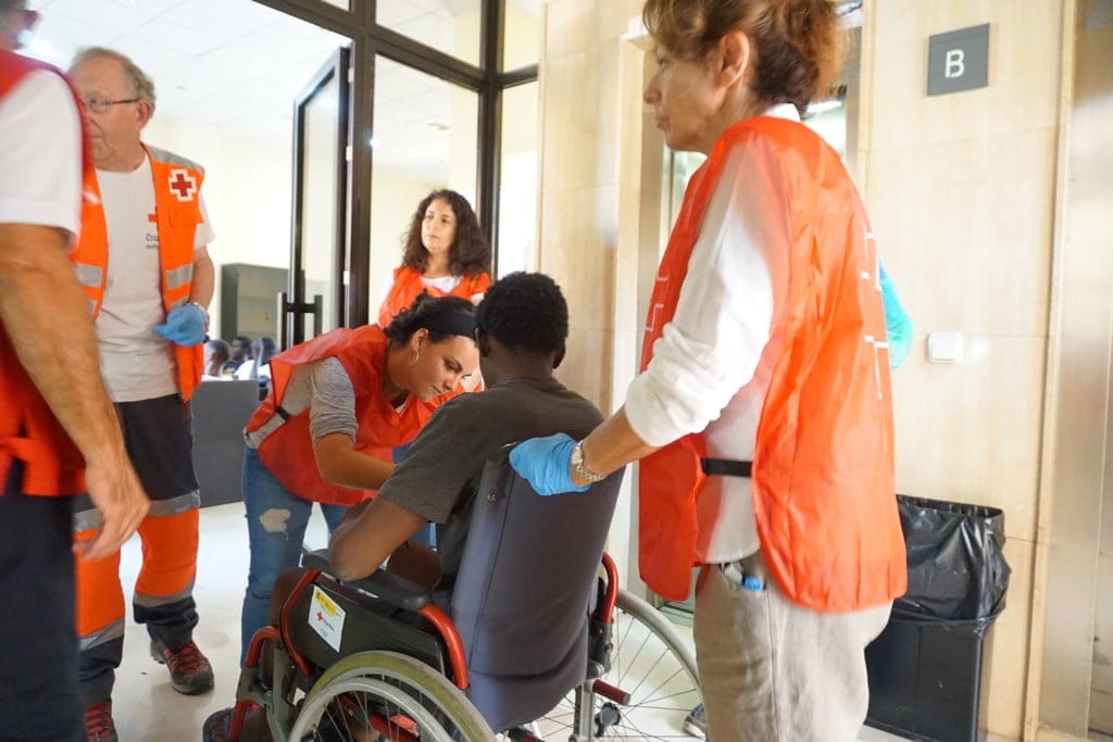 Cinco profesionales de Cruz Roja Dénia atendieron en Alicante a los menores del Aquarius 2 voluntarios de cruz roja con los migrantes del aquarius