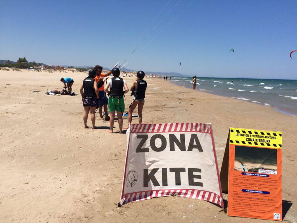 Zona de kite en la playa de Les Deveses
