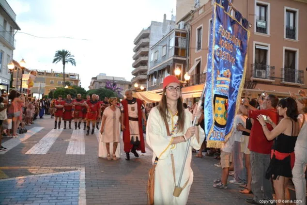 Moros y Cristianos comienzan la cuenta atrás para los días grandes con la entraeta de las Fiestas de Dénia 4 02 entrada de moros y cristianos en las fiestas de denia capitan y abanderada cristianos