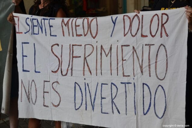 02 manifestacion antitaurina en denia contra los bous a la mar