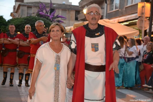 Moros y Cristianos comienzan la cuenta atrás para los días grandes con la entraeta de las Fiestas de Dénia 2 03 entrada de moros y cristianos en las fiestas de denia capitan y abanderada cristianos