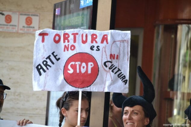 03 manifestacion antitaurina en denia contra los bous a la mar