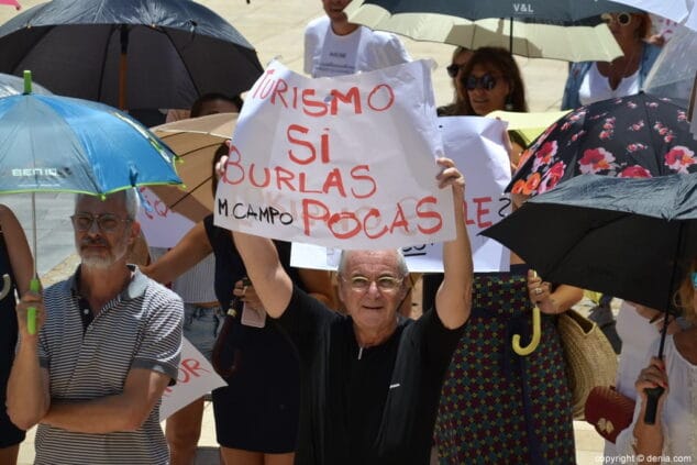 Medio centenar de comerciantes protestan paraguas en mano a las puertas del Ayuntamiento 5 04 concentracion comerciantes denia pancartas de protesta