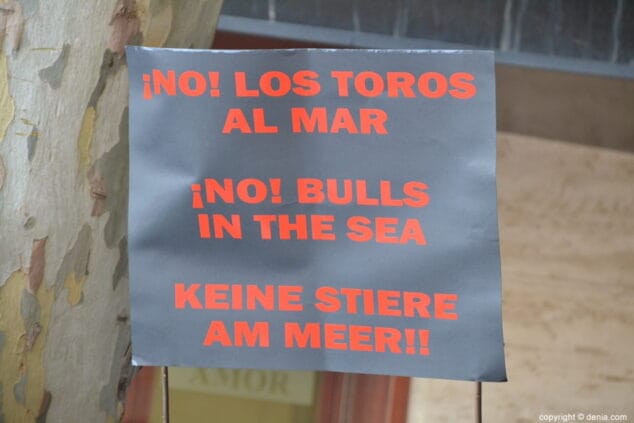04 manifestacion antitaurina en denia contra los bous a la mar