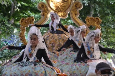 Carrozas Dénia 2018 – Bellea del Foc Infantil y corte de honor