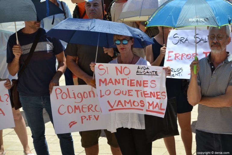 Concentración comerciantes Dénia - Pancartas de protesta