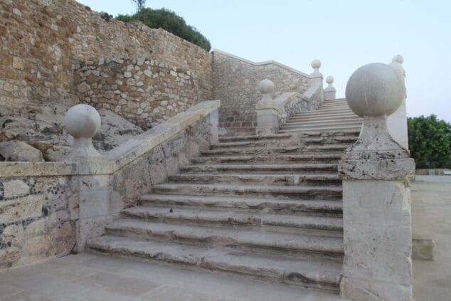 El Castillo de Dénia aumenta su belleza con la luz del atardecer 9 06 ruta al atardecer por el castillo de denia escalera