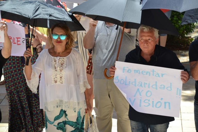 Concentración comerciantes Dénia - Sonja Dietz y Antonio Llopis
