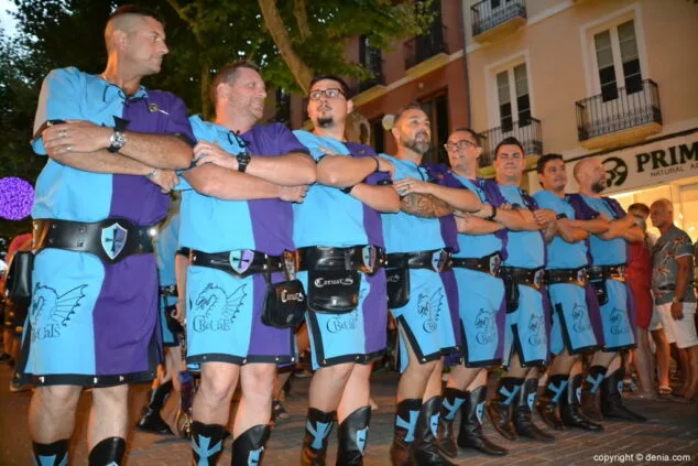 Moros y Cristianos comienzan la cuenta atrás para los días grandes con la entraeta de las Fiestas de Dénia 9 07 entrada de moros y cristianos en las fiestas de denia fila creuats