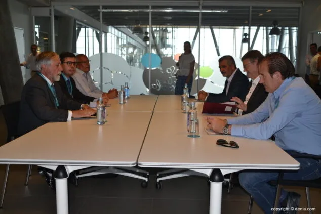 08 reunion en denia de ximo puig y los empresarios nauticos