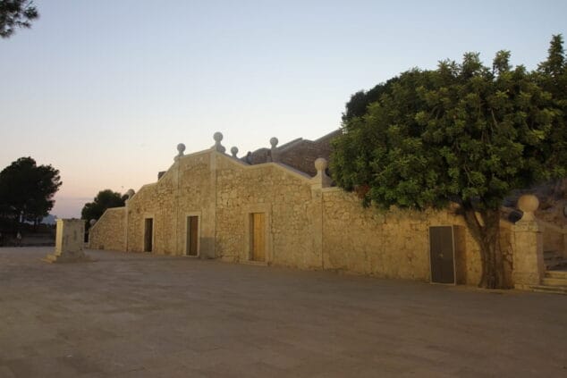El Castillo de Dénia aumenta su belleza con la luz del atardecer 11 08 ruta al atardecer por el castillo de denia explanada