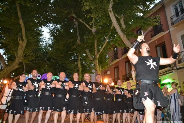 Moros y Cristianos comienzan la cuenta atrás para los días grandes con la entraeta de las Fiestas de Dénia 11 09 entrada de moros y cristianos en las fiestas de denia fila hospitalaris