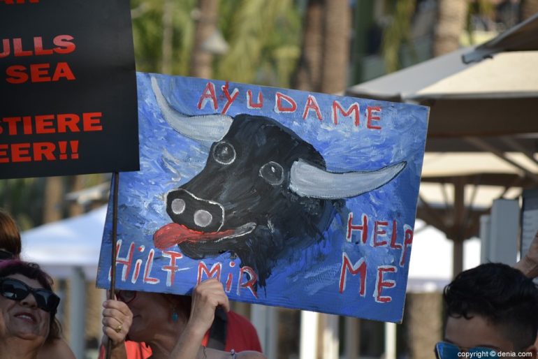 Anti-bullfighting demonstration in Dénia - Protest posters