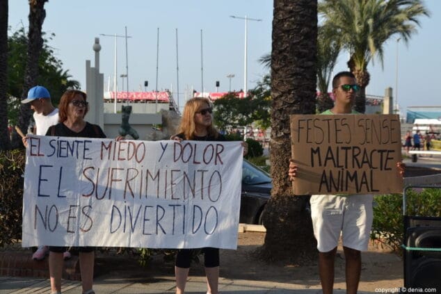 11 manifestacion antitaurina en denia pancartas de protesta