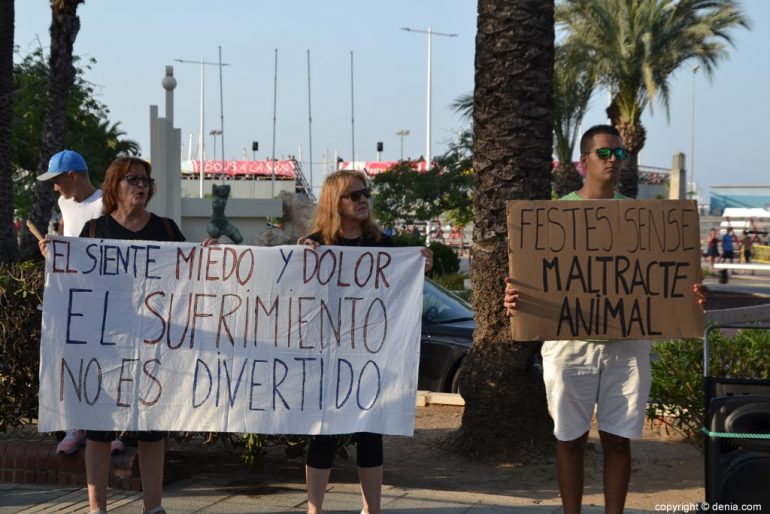 Anti-bullfighting demonstration in Dénia - Protest banners