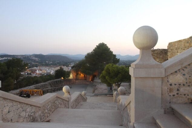 El Castillo de Dénia aumenta su belleza con la luz del atardecer 14 11 ruta al atardecer por el castillo de denia vistas desde la escalera