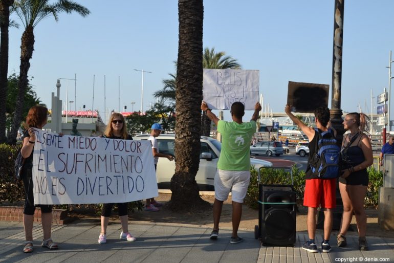 Manifestación antitaurina en Dénia - Pancartas frente a la plaza