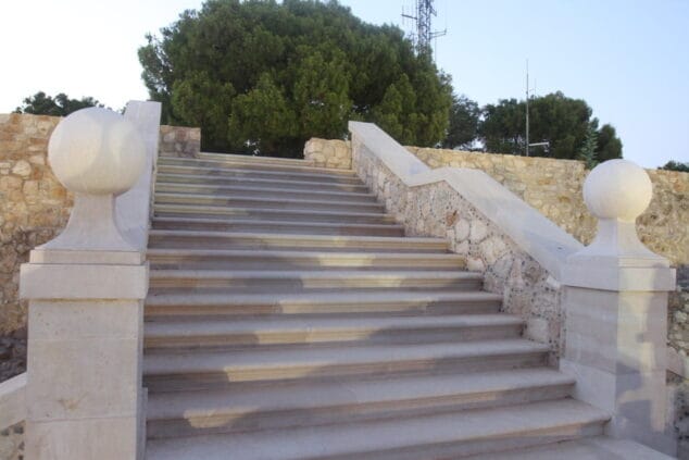 El Castillo de Dénia aumenta su belleza con la luz del atardecer 15 12 ruta al atardecer por el castillo de denia escalera del palau