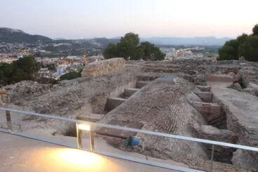 Ruta al atardecer por el Castillo de Dénia – restos del palacio