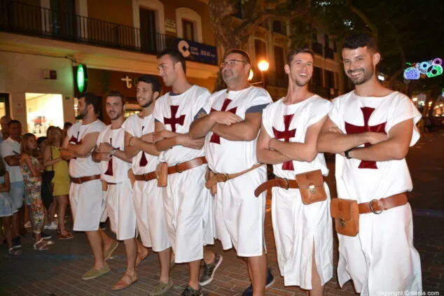 Moros y Cristianos comienzan la cuenta atrás para los días grandes con la entraeta de las Fiestas de Dénia 16 14 entrada de moros y cristianos en las fiestas de denia fila templaris