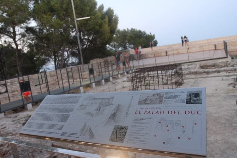 Ruta al atardecer por el Castillo de Dénia - Restos del Palau del Duc