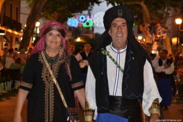Entrada de moros y cristianos en las fiestas de Dénia – Capitán y abanderada moros