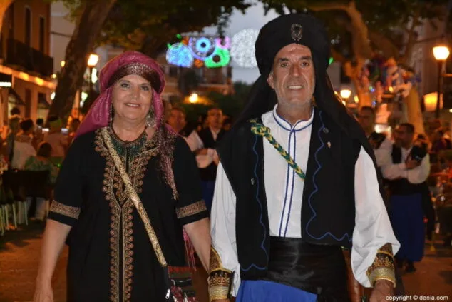 Moros y Cristianos comienzan la cuenta atrás para los días grandes con la entraeta de las Fiestas de Dénia 3 15 entrada de moros y cristianos en las fiestas de denia capitan y abanderada moros