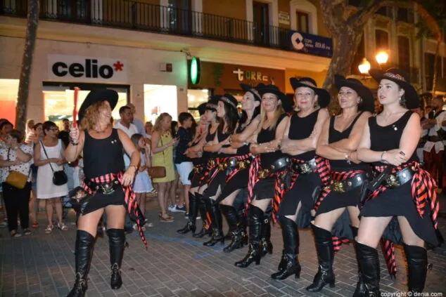Moros y Cristianos comienzan la cuenta atrás para los días grandes con la entraeta de las Fiestas de Dénia 19 17 entrada de moros y cristianos en las fiestas de denia fila piratas berberiscas