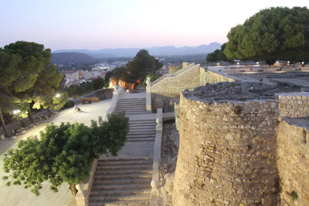 Ruta al atardecer por el Castillo de Dénia – vista de la nueva escalera