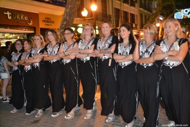 Moros y Cristianos comienzan la cuenta atrás para los días grandes con la entraeta de las Fiestas de Dénia 22 20 entrada de moros y cristianos en las fiestas de denia fila alkamar