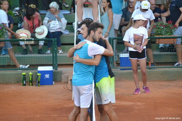 abrazo final