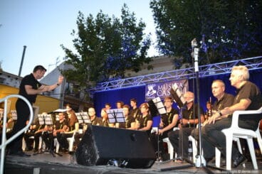 Actuación de la colla Xirimitabs en Dénia