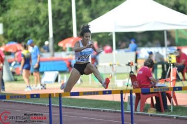 aina fornes sobre una de las vallas