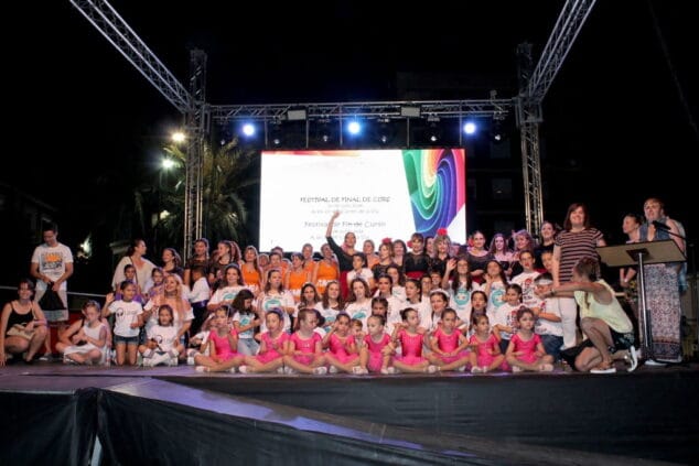 alumnos participantes en el festival de fin de curso de llunatics y dinamics