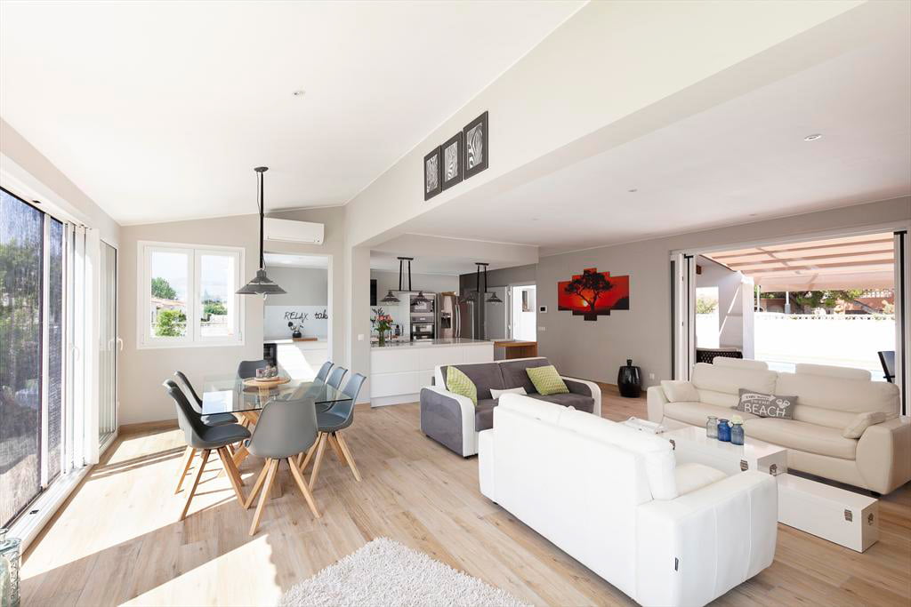 Amplia y moderna sala de estar-comedor Quality Rent a Villa