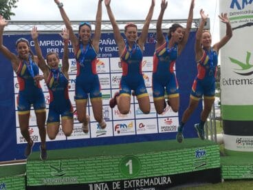 andrea fernandez amb les seues companyes de la seleccion valenciana salten del podi