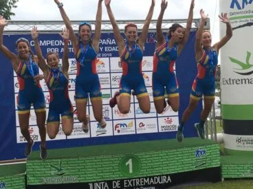 andrea fernandez con sus companeras de la seleccion valenciana saltan del podio